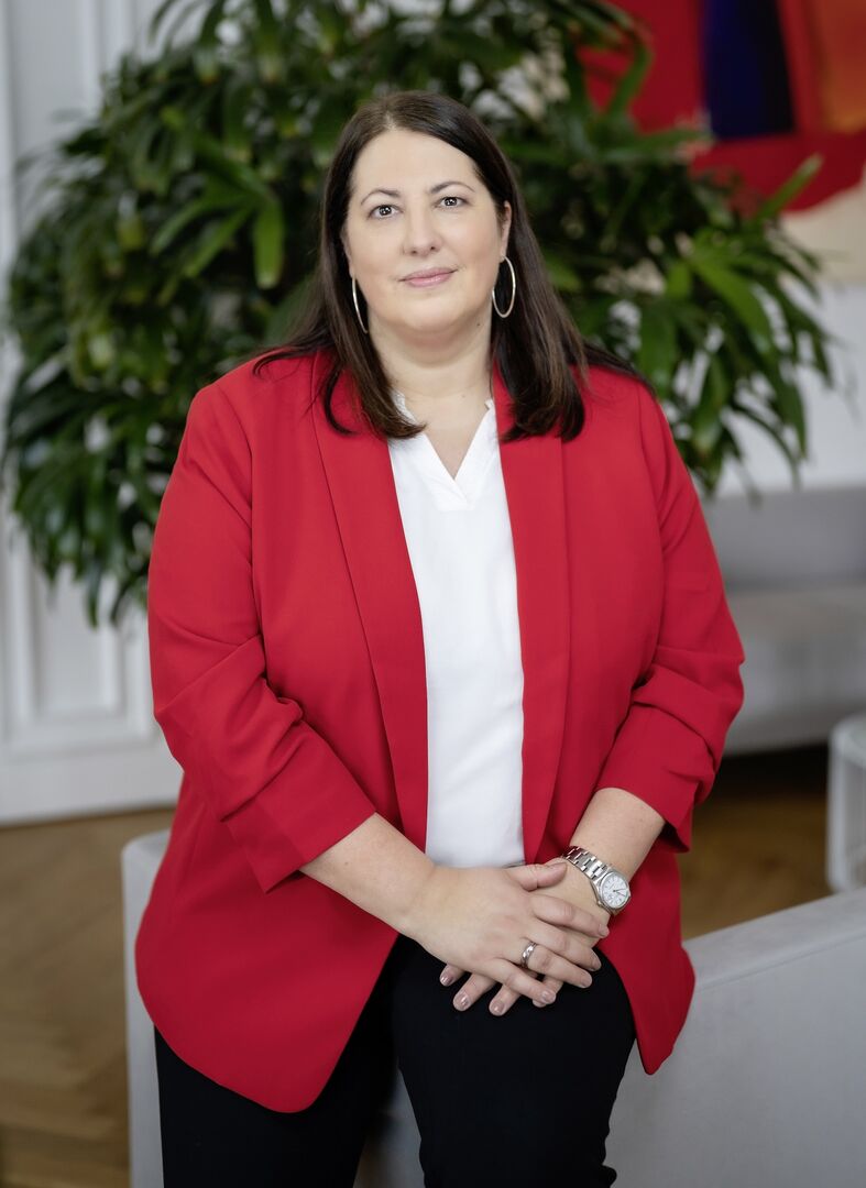 Frauenstadträtin Kathrin Gaál im roten Blazer