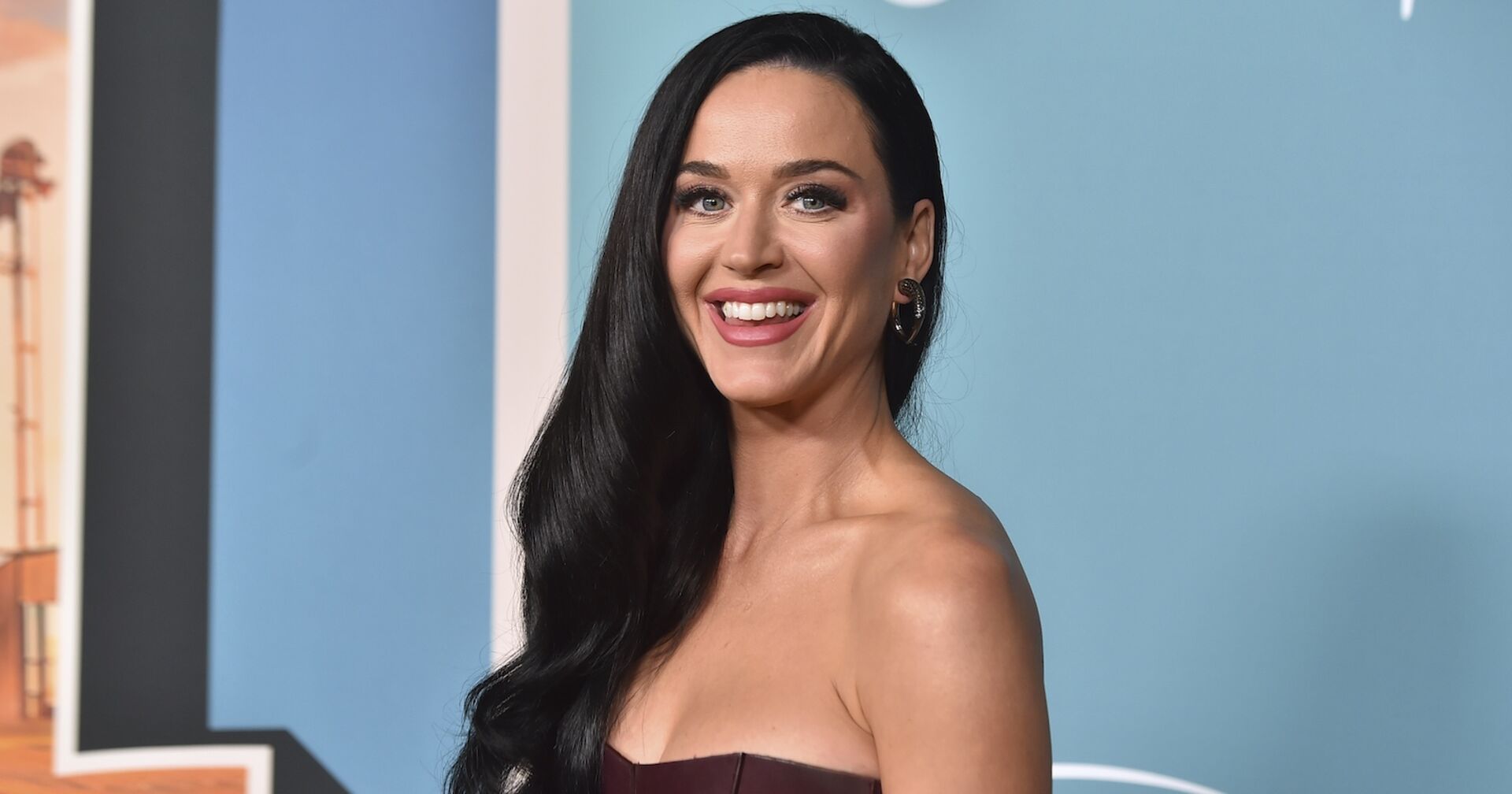 Katy Perry mit offenen, schwarzen Haaren.