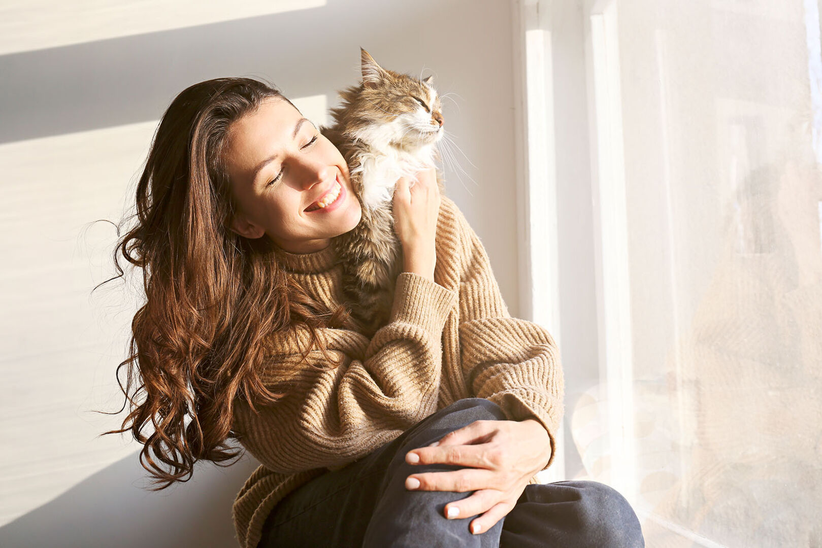 Katze kuschelt mit Frau | Credit: iStock.com/Evrymmnt