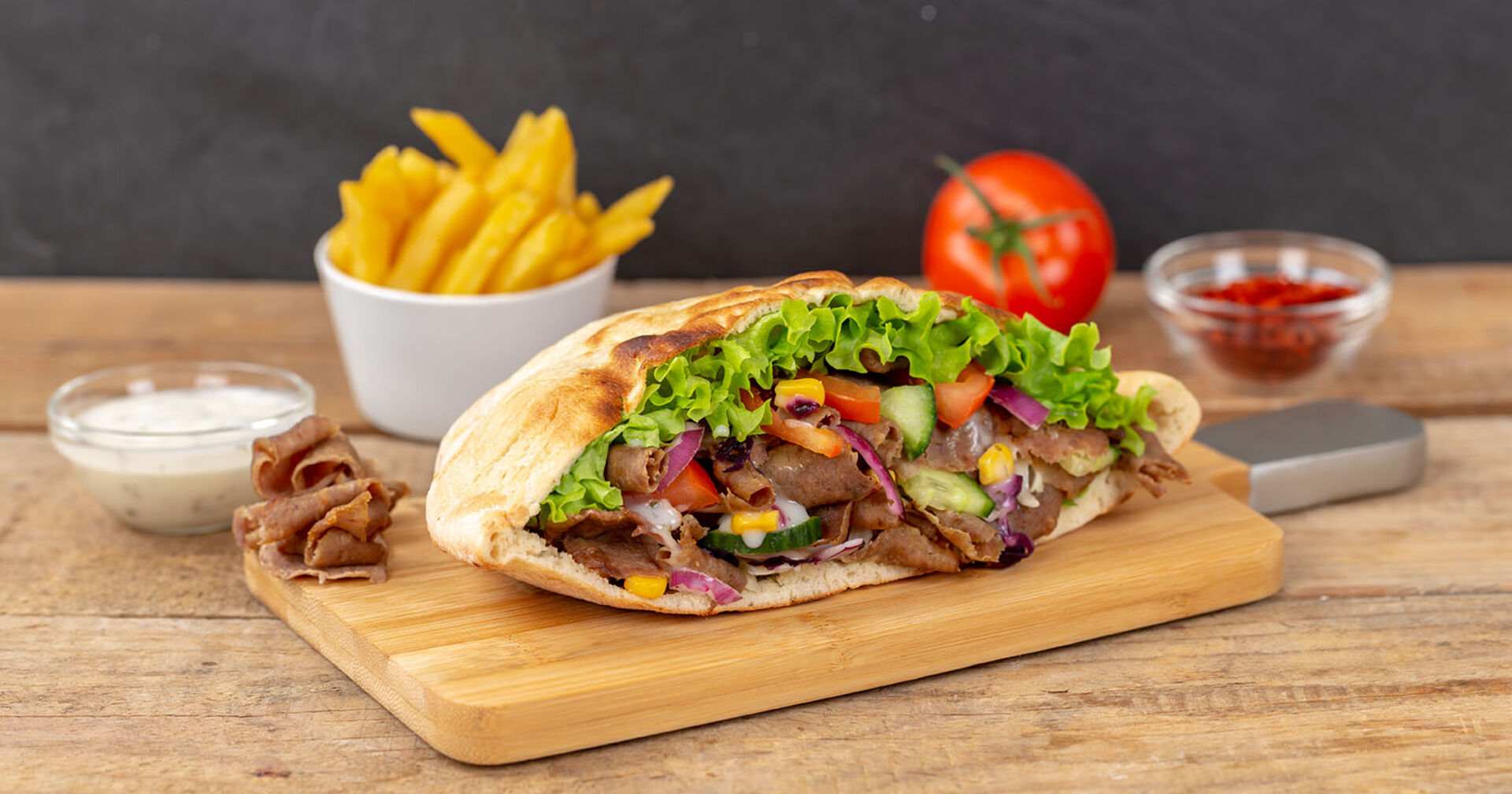 Kebab auf einem Holzbrett | Credit: iStock.com/Boarding1Now