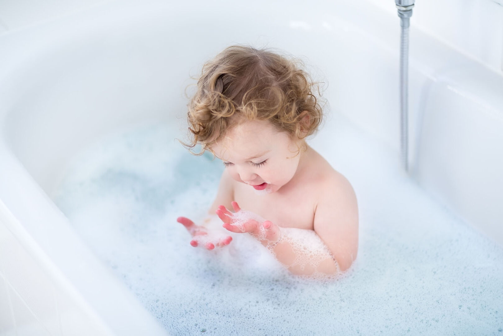 Kind sitzt in der Badewanne | Credit: iStock.com/FamVeld