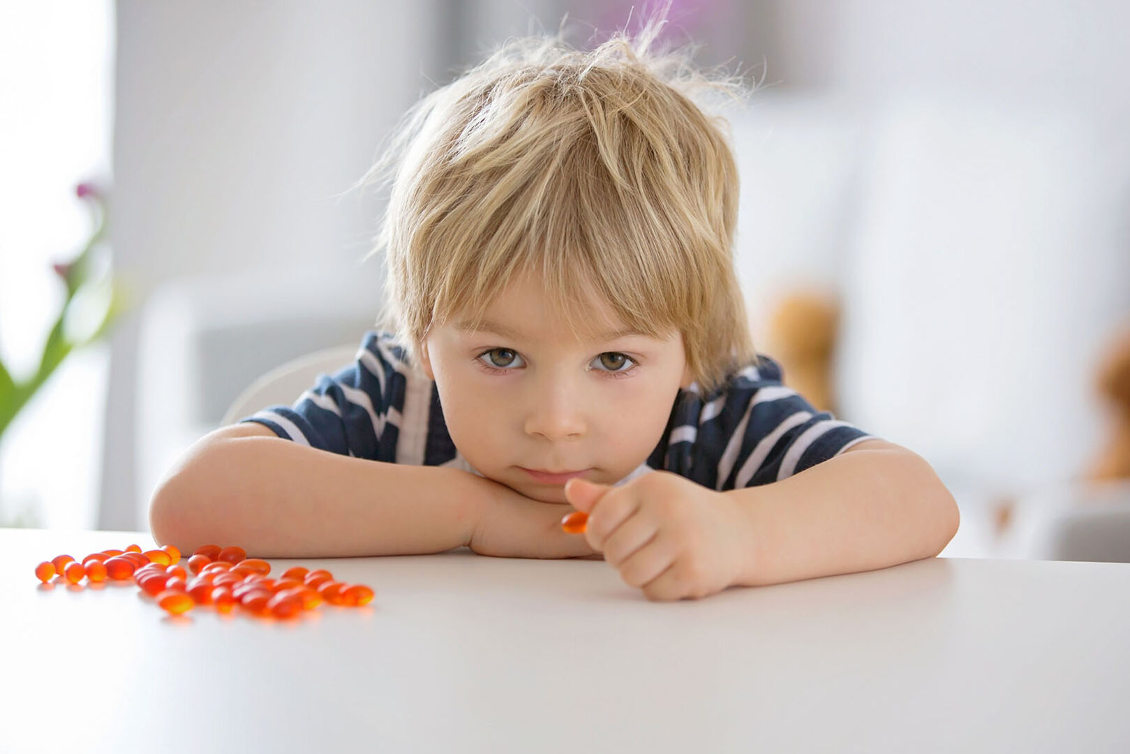 Kind spielt mit Süßigkeiten | Credit: iStock.com/tatyana_tomsickova