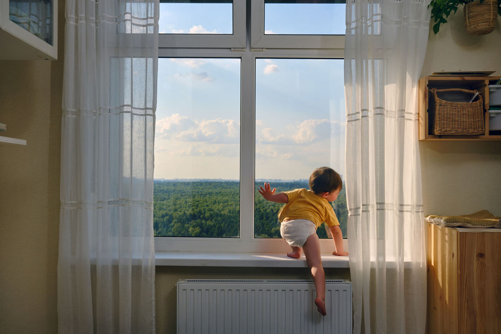 Kind klettert auf Fensterbrett | Credit: iStock.com/Andrey Zhuravlev