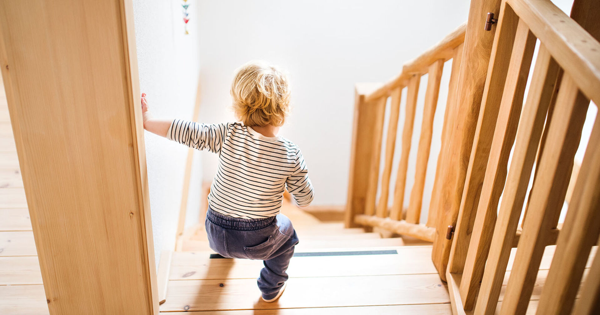 Kind läuft Treppe hinab | Credit: iStock.com/Halfpoint