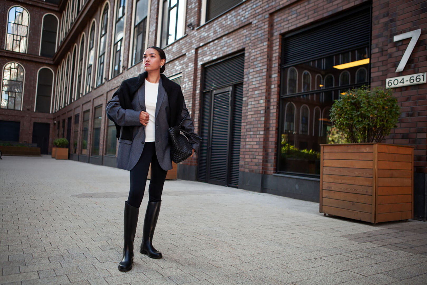 Frau mit schwarzen Stiefeln | Credit: iStock.com/AnnaZhuk