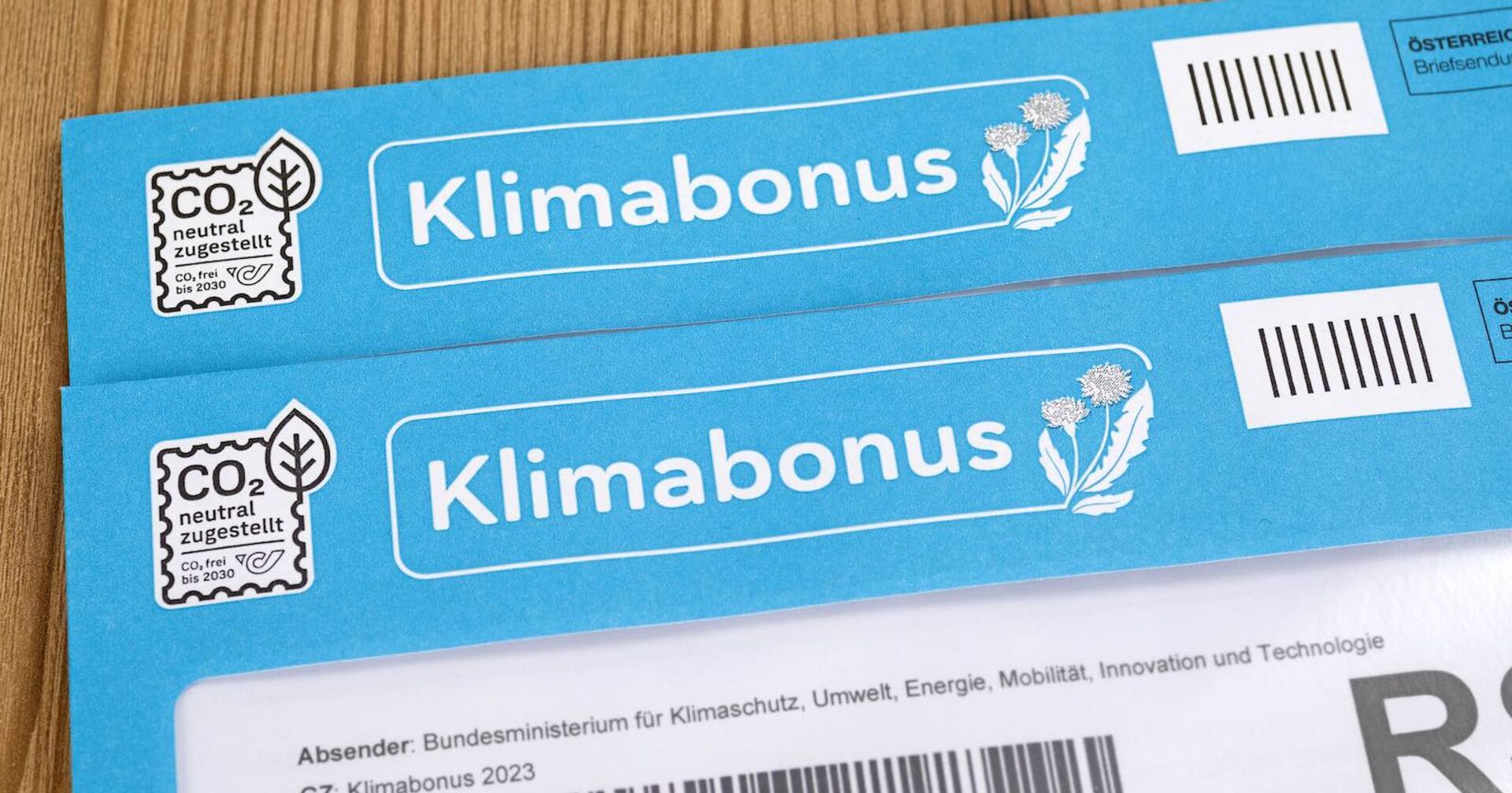 Blauer Umschlag des Klimabonus.