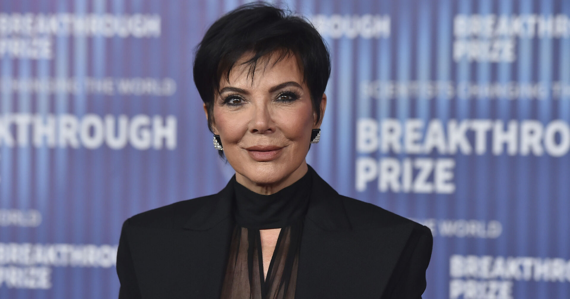 Kris Jenner mit einem schwarzen Sakko und kurzen dunklen Haaren.