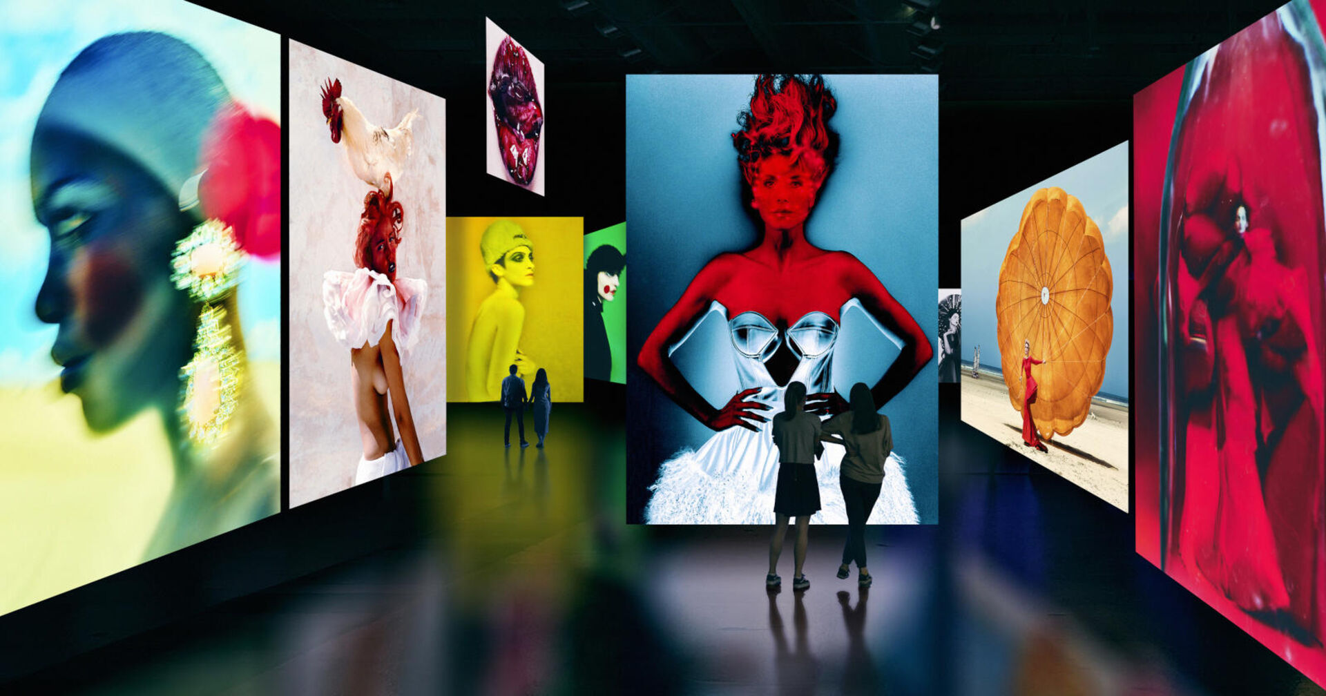 Zwei Menschen stehen in einer Ausstellung vor vielen bunten Bildern