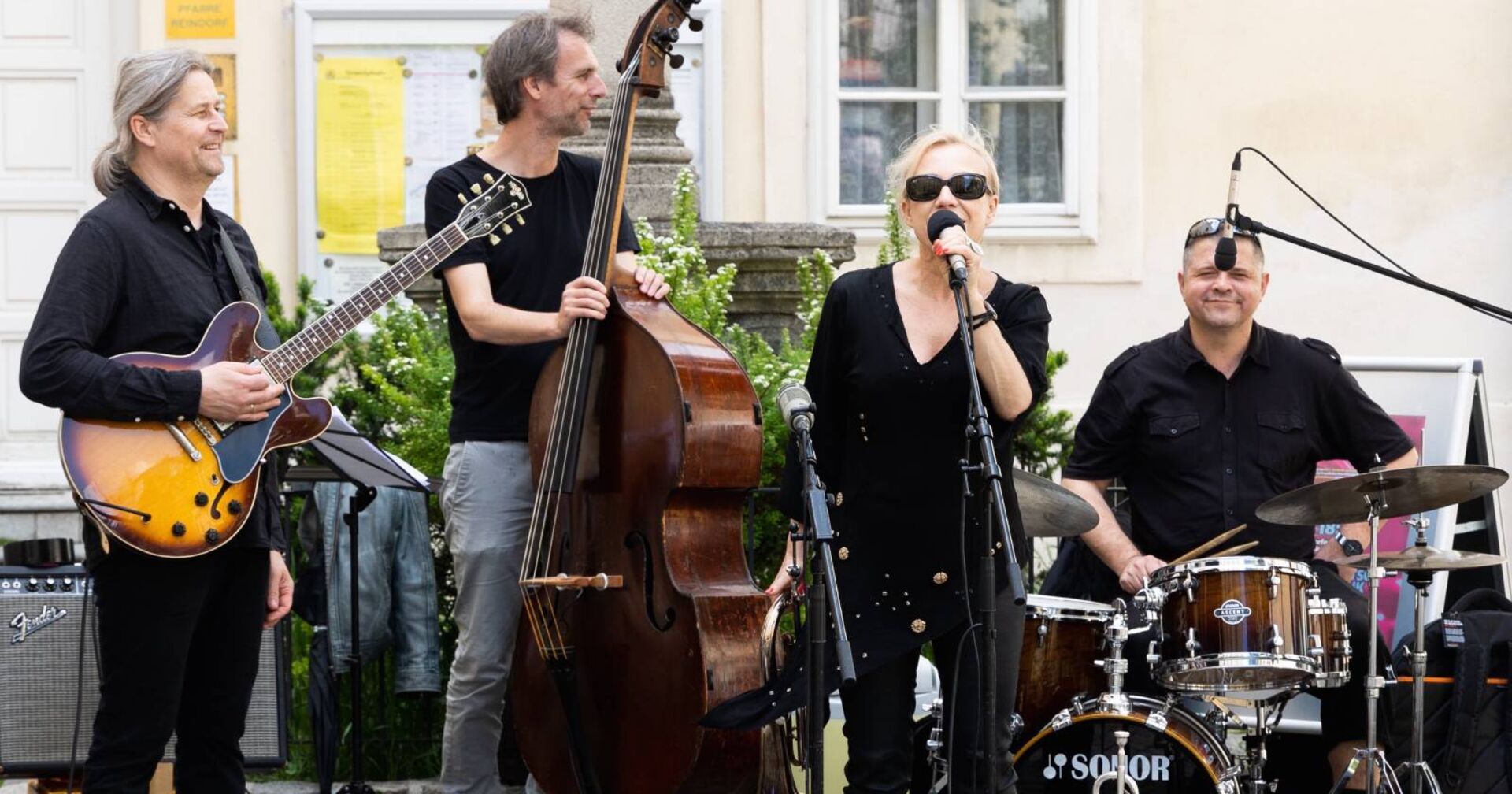 Vierköpfige Band mit Sängerin am Mikrofon, einem Chello-Spieler, einem Gitarristen und einem Schlagzeuger.