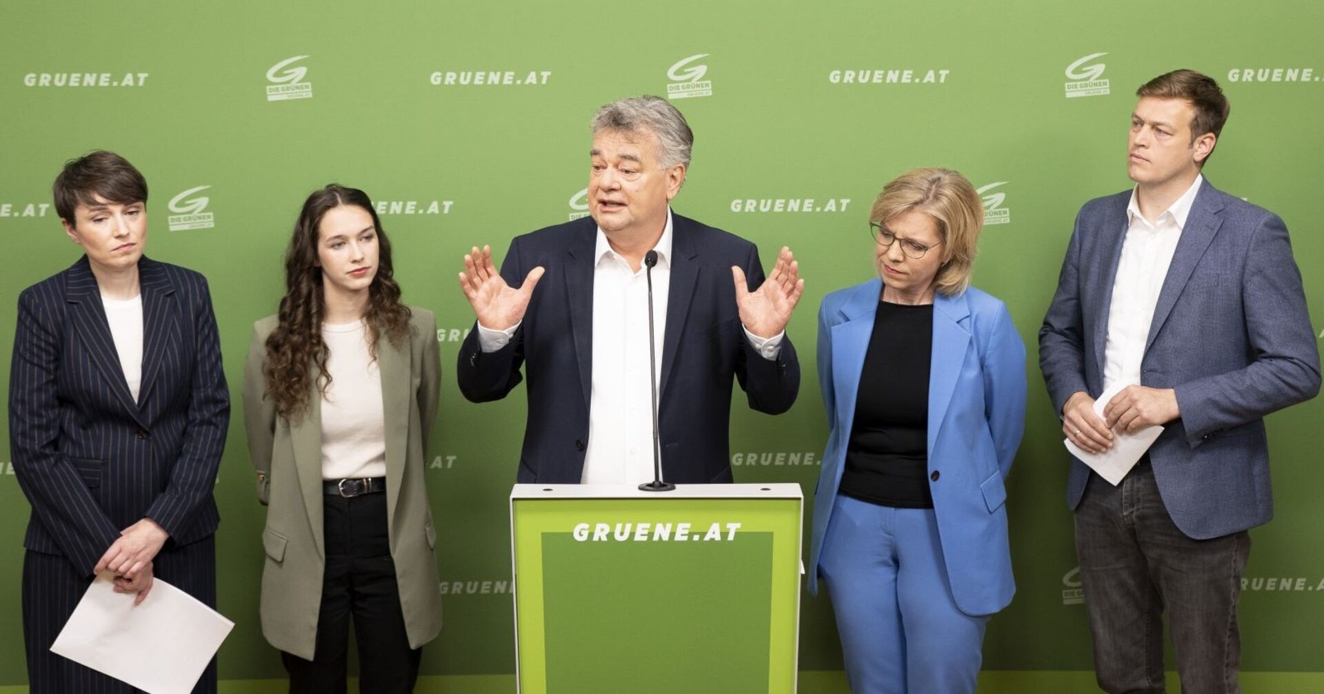(v.l.) Klubobfrau Sigrid Maurer (Grüne), Spitzenkandidatin Lena Schilling (Grüne), Vizekanzler Werner Kogler (Grüne), Klimaschutzministerin Leonore Gewessler (Grüne) und Landesrat Stefan Kaineder (Grüne)