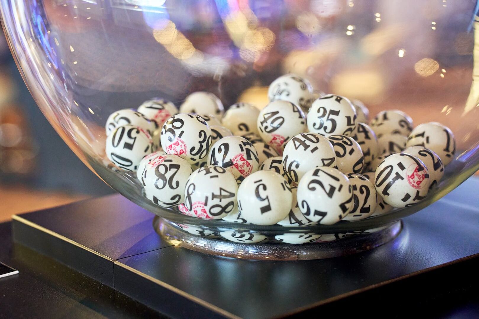 Lotto-Bälle in Glaskugel.