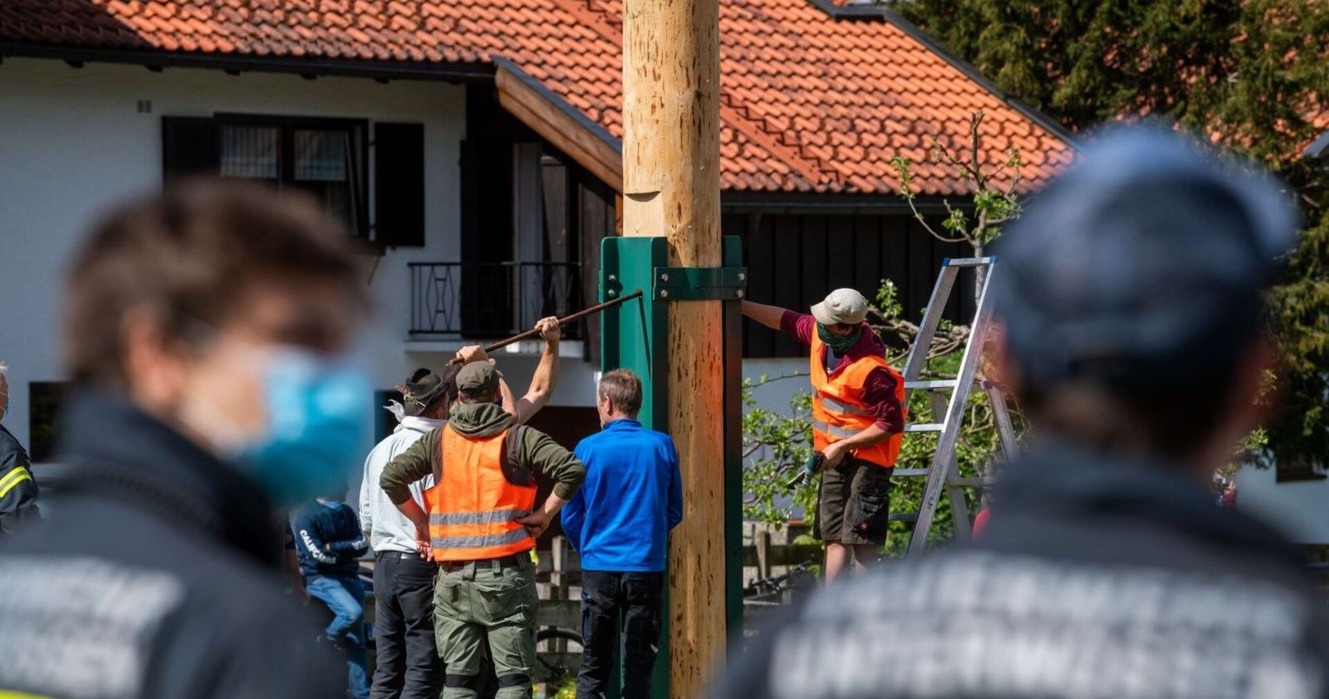 Ein Maibaum wird aufgestellt.