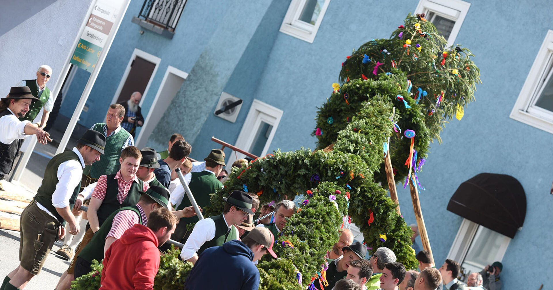 Maibaum wird aufgestellt | Credit: iStock.com/Spitzt-Foto