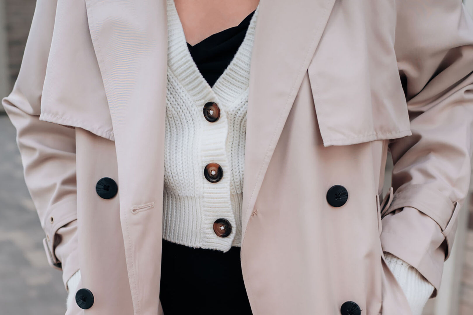 Frau in mit weißer Weste und grauem Mantel | Credit: iStock.com/Kseniia Kapris