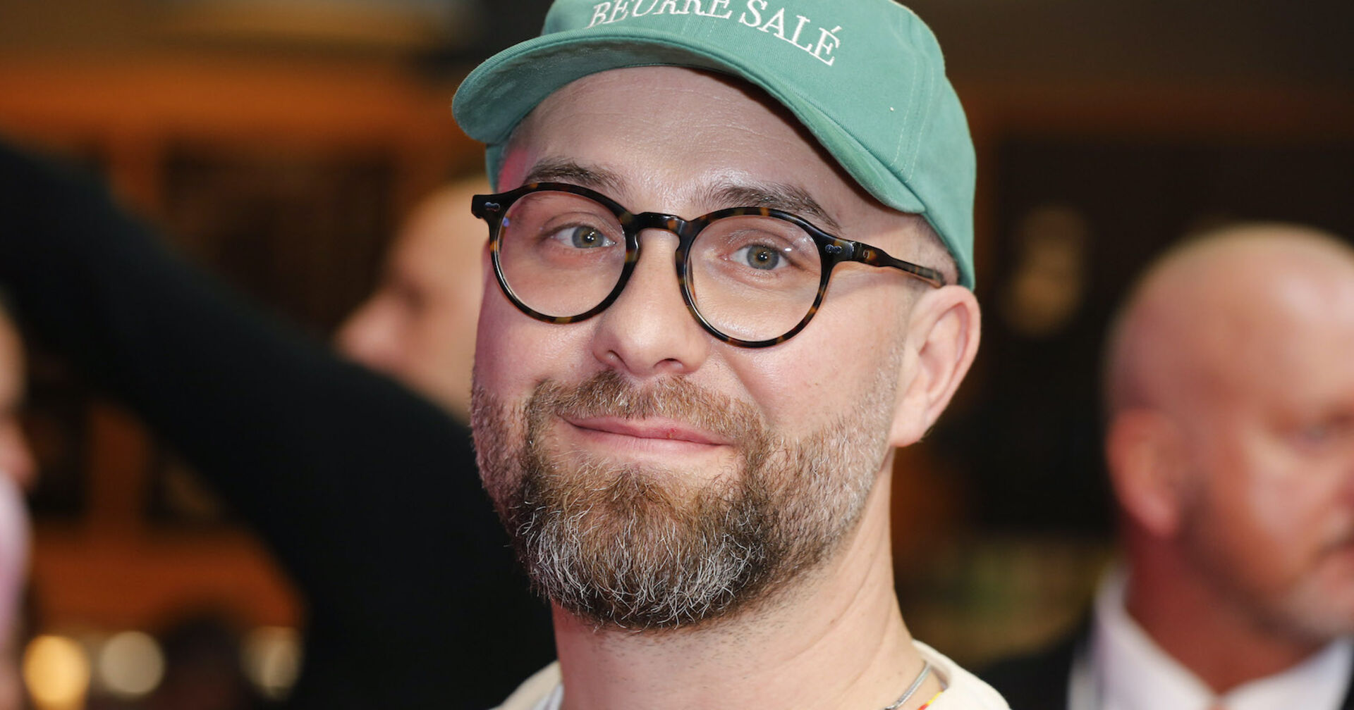 Mark Forster mit einer türkisen Kappe.