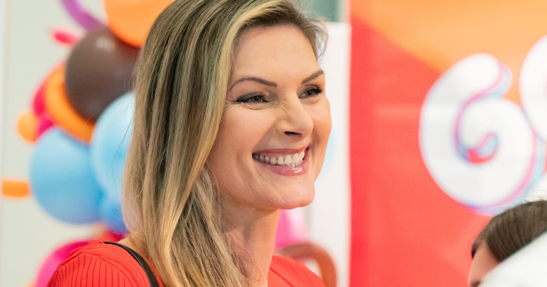 Martina Kaiser mit offenen blonden Haaren bei einem Event.