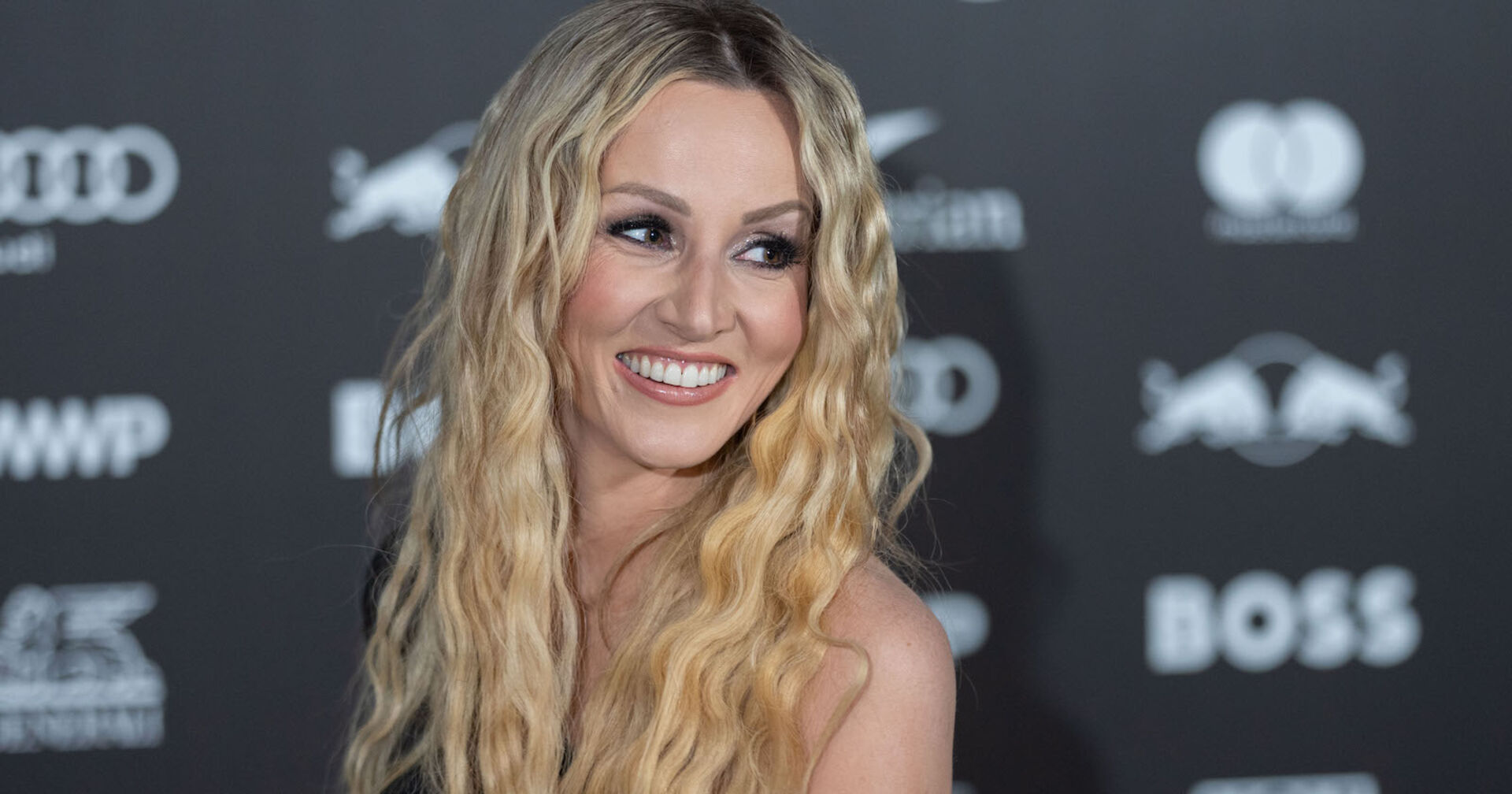 Melissa Naschenweng mit blonden gelockten Haaren.