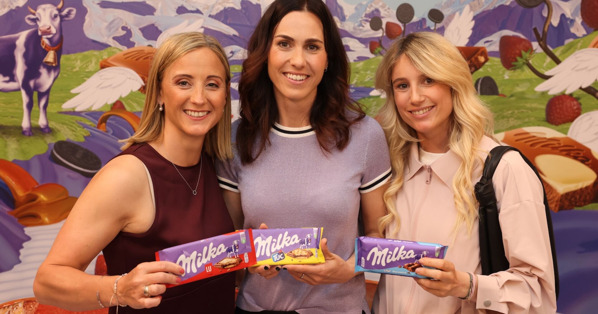 Drei Sportlerinnen mit Schokolade-Tafeln