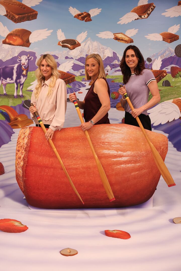 Drei Sportlerinnen bei einer virtuellen Rudertour im 3D PicArt Museum