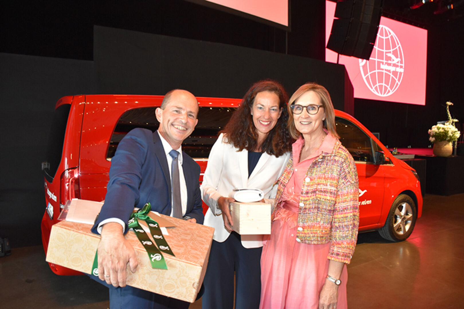 Präsent von TUI Österreich:  GF Gottfried und Nina Math (CEO TUI Österreich) mit Marlies Herburger