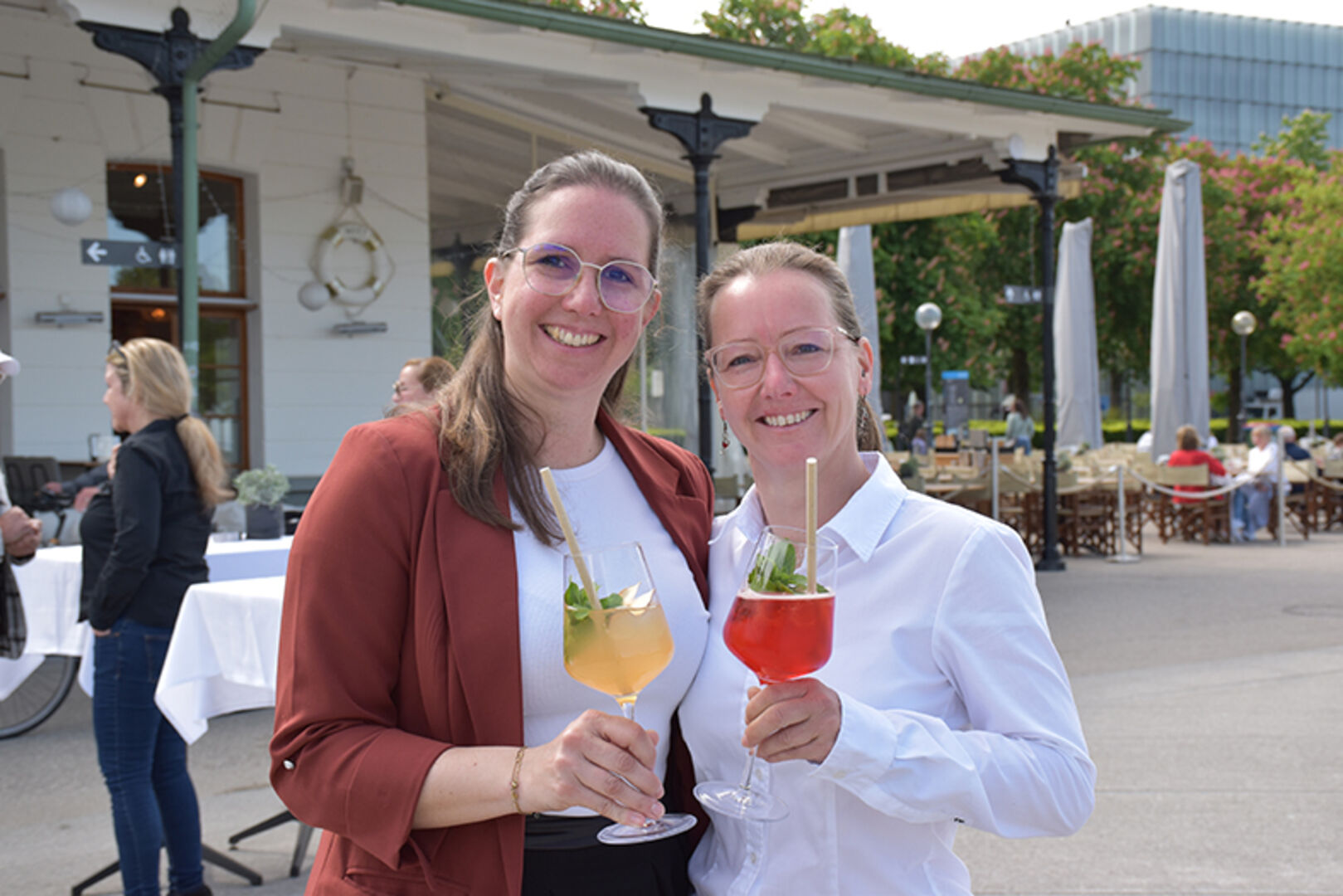 „Liquid  happiness“ (Flüssiges Glück) verspricht der Cocktail: Silze Zarre und Nicole Hesse (Pier69)
