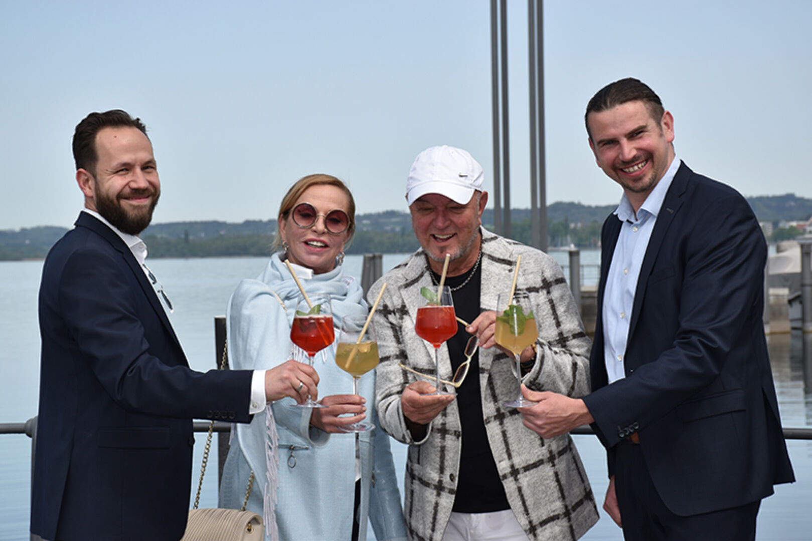 Zum 19. Mal Gastgeber an 19 Varietéabenden: Catrin &amp; Heinz Wendel (Mitte)