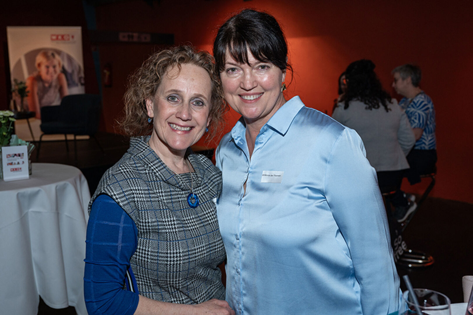 Birgit Hartmann (Dipl. Kinesiologie) und Ulrika von der Thannen (Luxury Bedding) (v. li.)