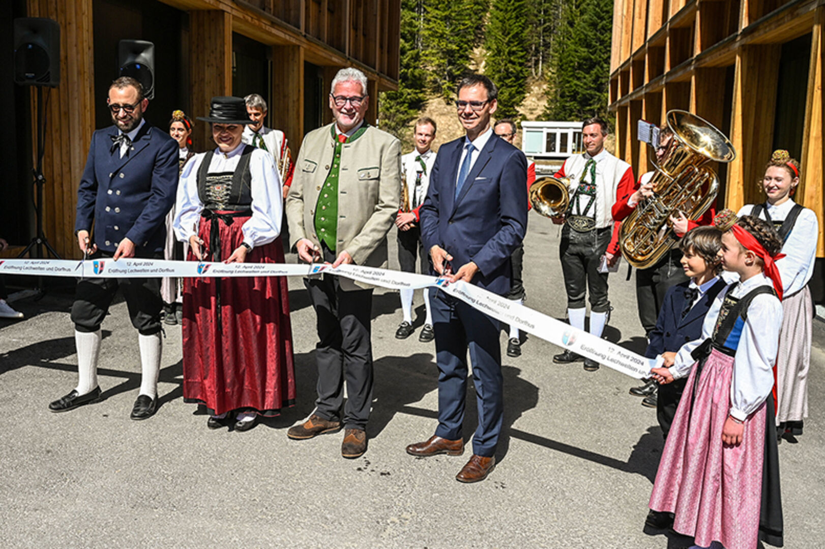 Gemeinsames Eröffnungsband für Dorfhus und Lechwelten.