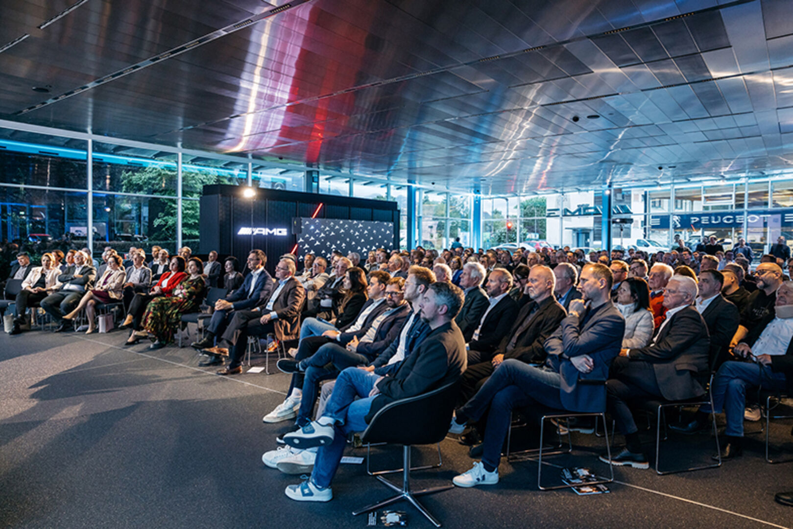 Viele interessierte Besucher:innen beim Frühlingsimpuls des Vorarlberger Wirtschaftsbundes bei Mercedes Schneider in Dornbirn.