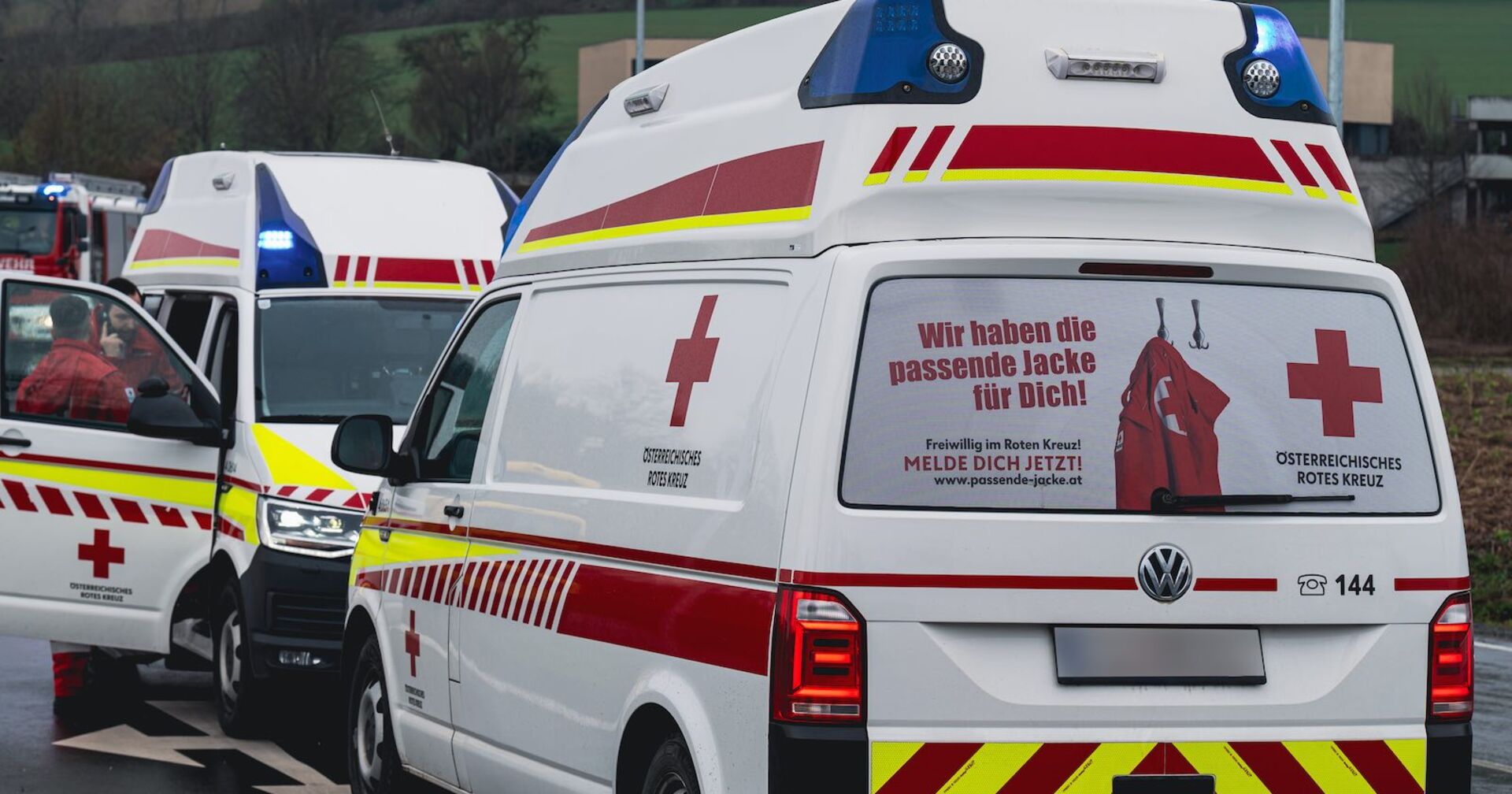 Zwei Rettungswagen an einem Einsatzort.