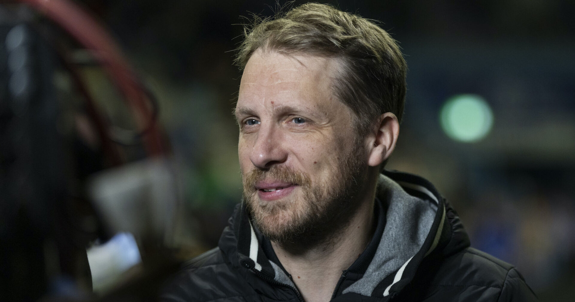 Oliver Pocher mit einer Jacke und einem Dreitagebart.