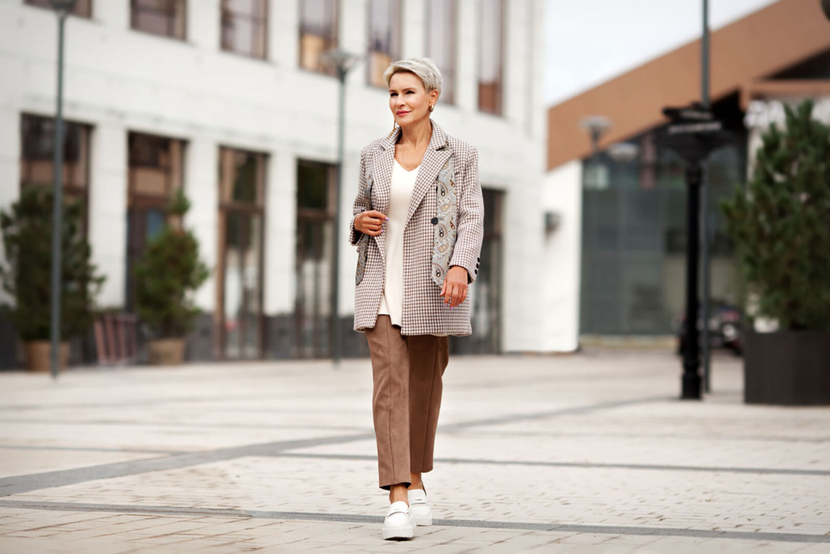 Frau mit Oversized Jacke | Credit: iStock.com/AnnaZhuk