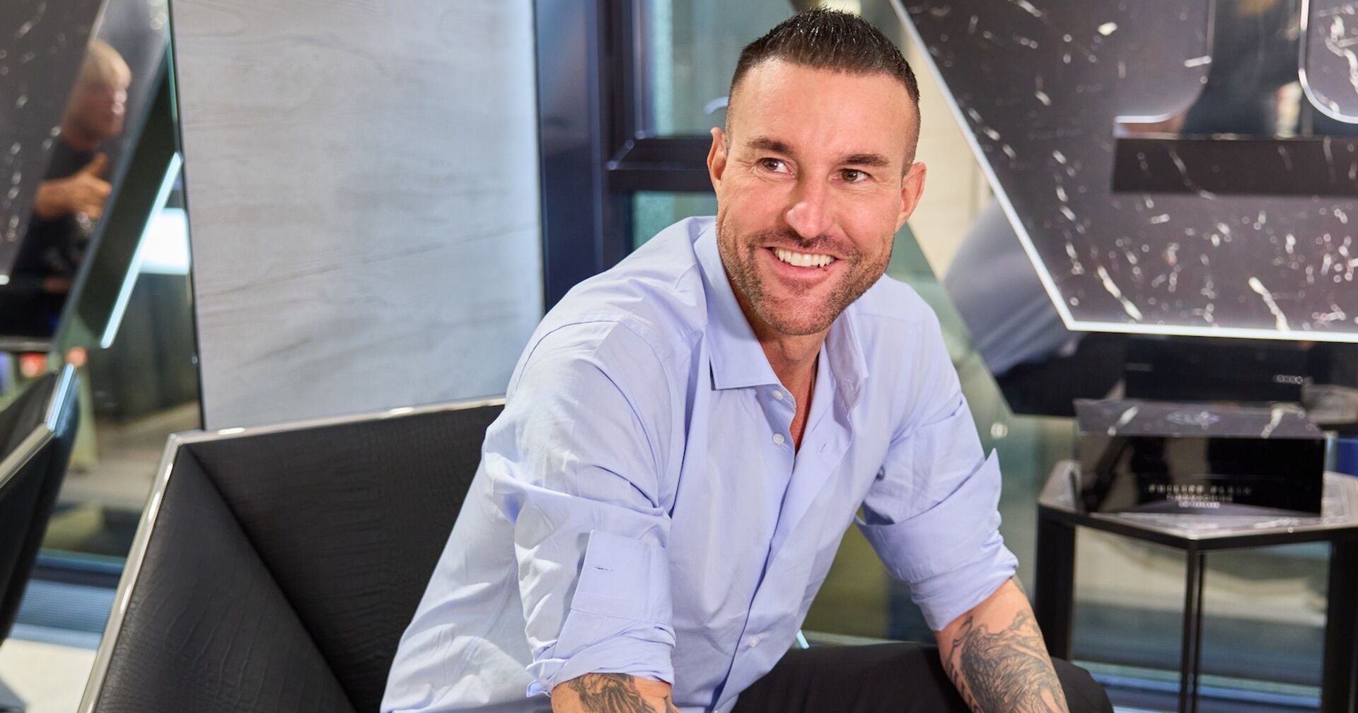 Philipp Plein in einem hellblauen Hemd.