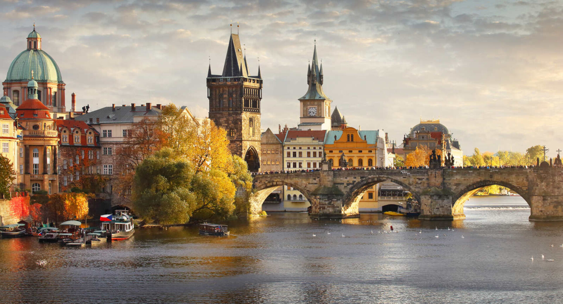 Eine Stadt mit bunten Gebäuden und einer Brücke im Morgenlicht