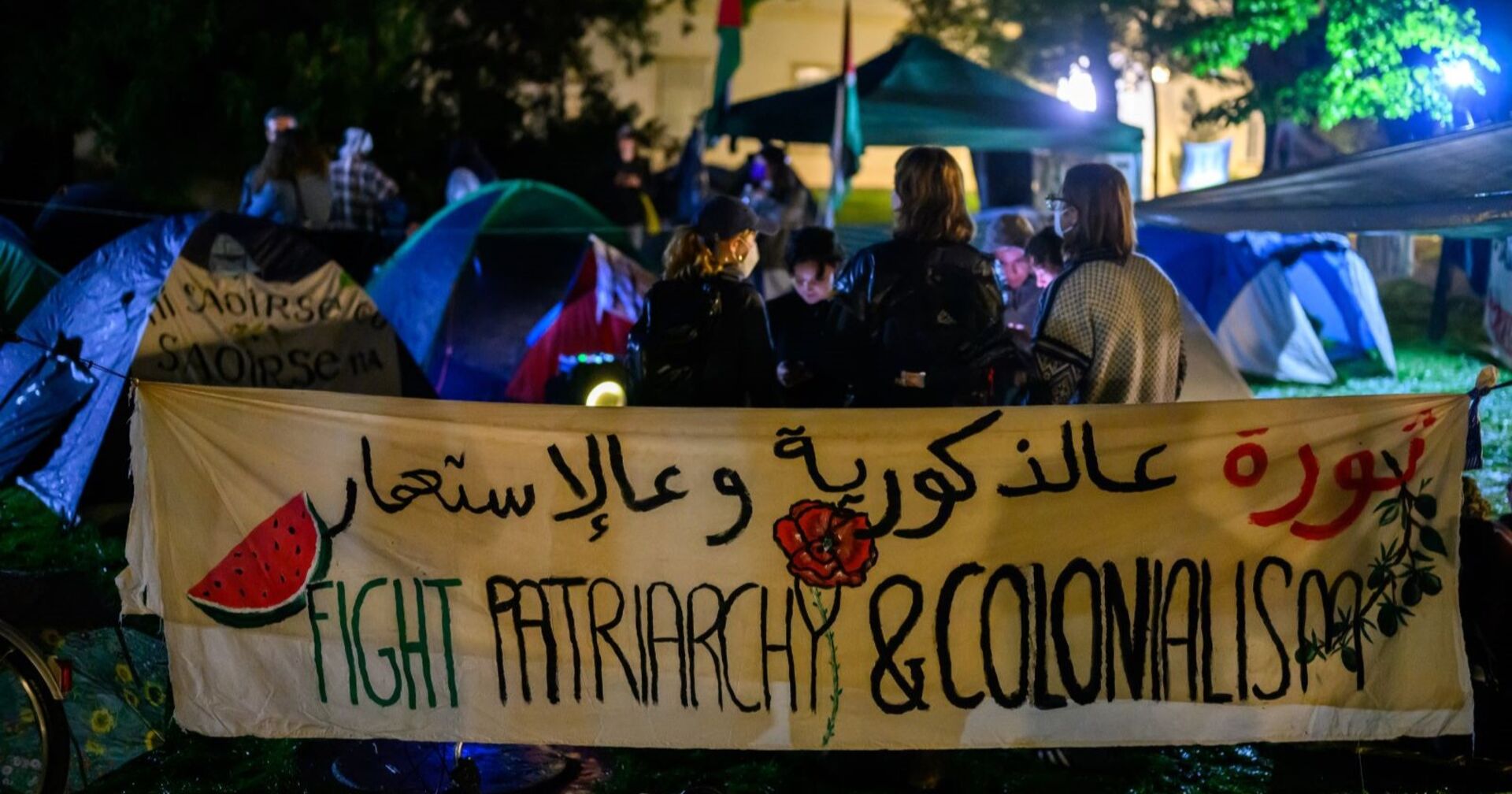 Das Protest-Camp am Alten AKH bei Nacht.