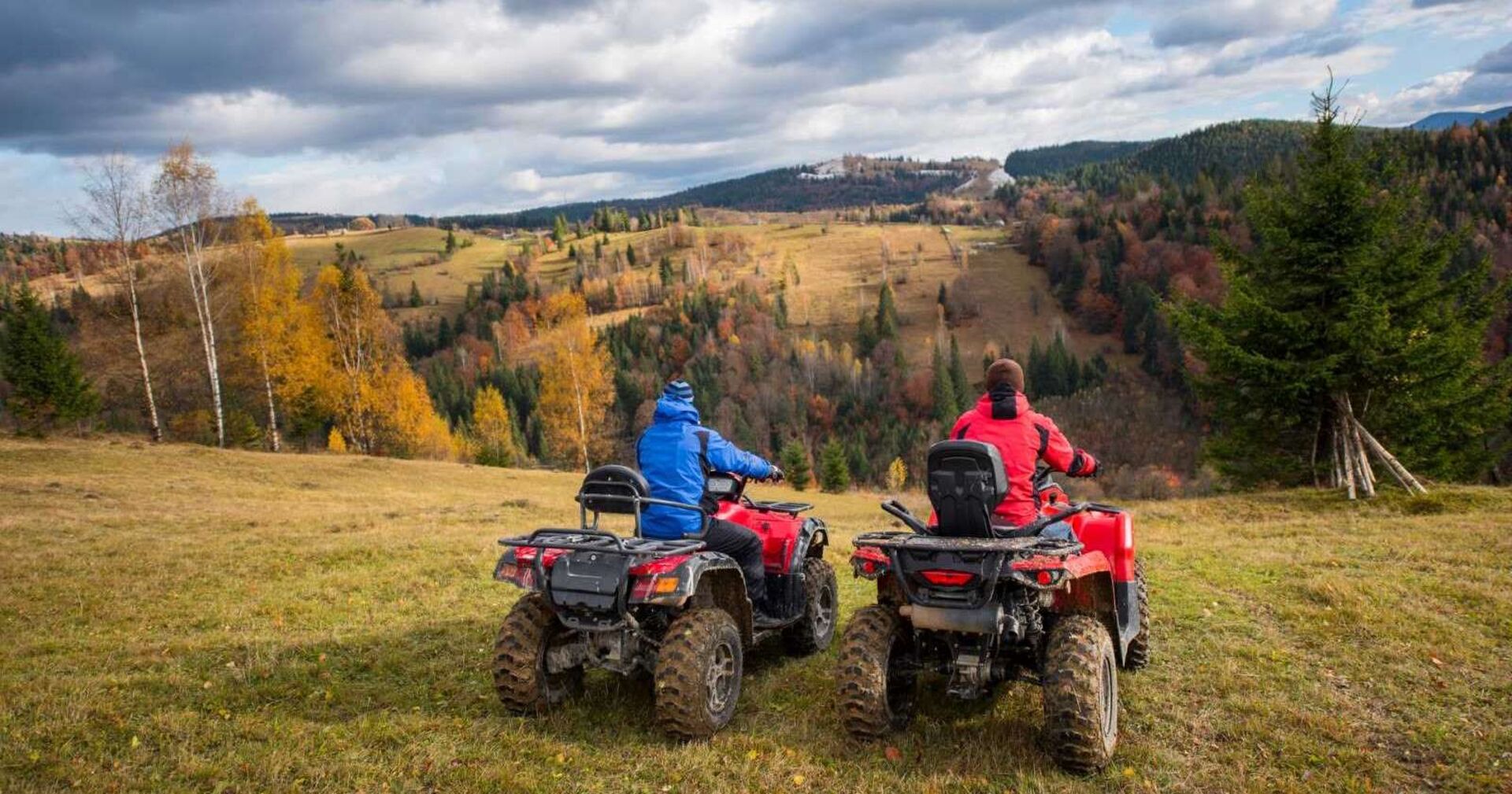 Zwei Quad-Fahrer in den Bergen.