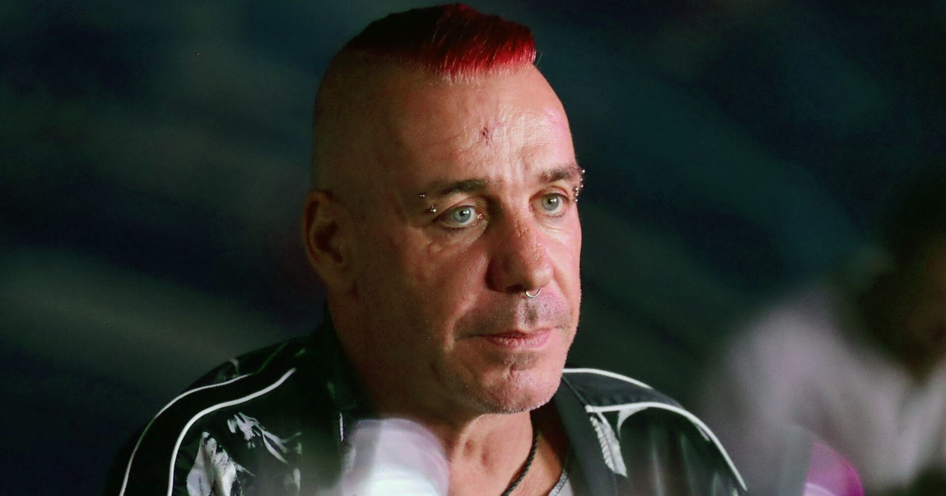 Till Lindemann mit roten Haaren im Portrait