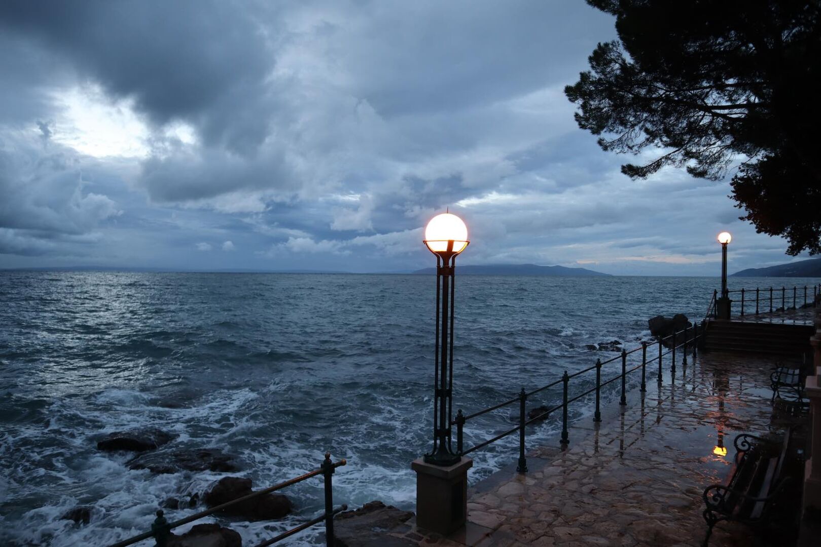 Regenwolken in Opatija in Kroatien.