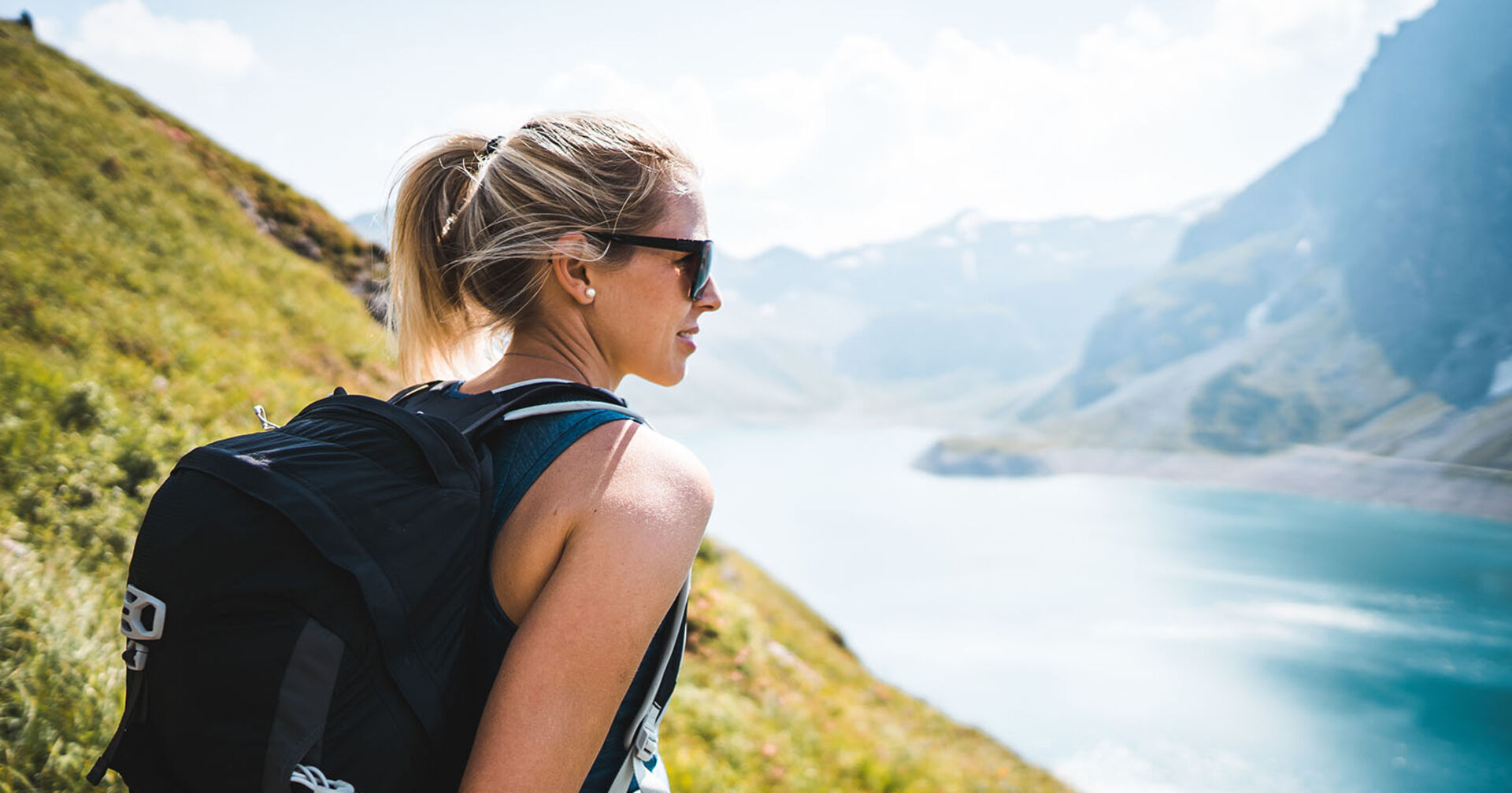 Frau beim Wandern | Credit: iStock.com/Daniel Jenny