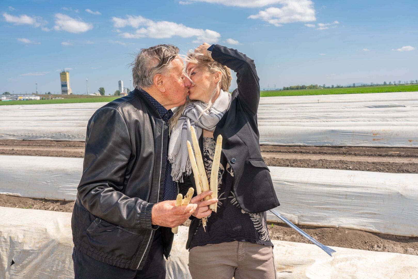 Simone Reiländer und Richard Lugner halten einen Spargel in der Hand.