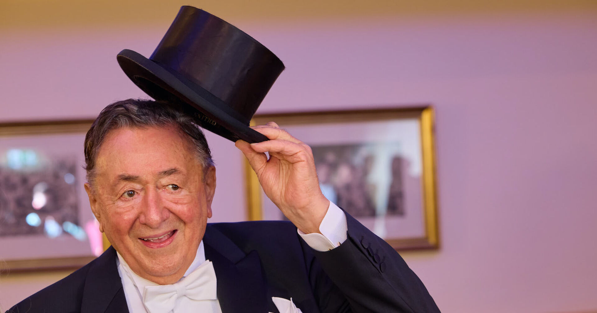 Richard Lugner mit einem Zylinder und einem Anzug.