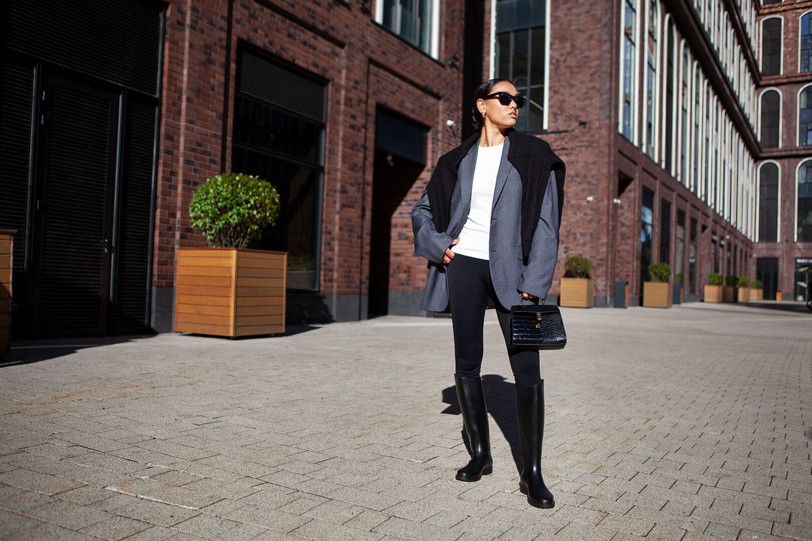Frau trägt schwarze Leggings mit Blazer | Credit: iStock.com/AnnaZhuk