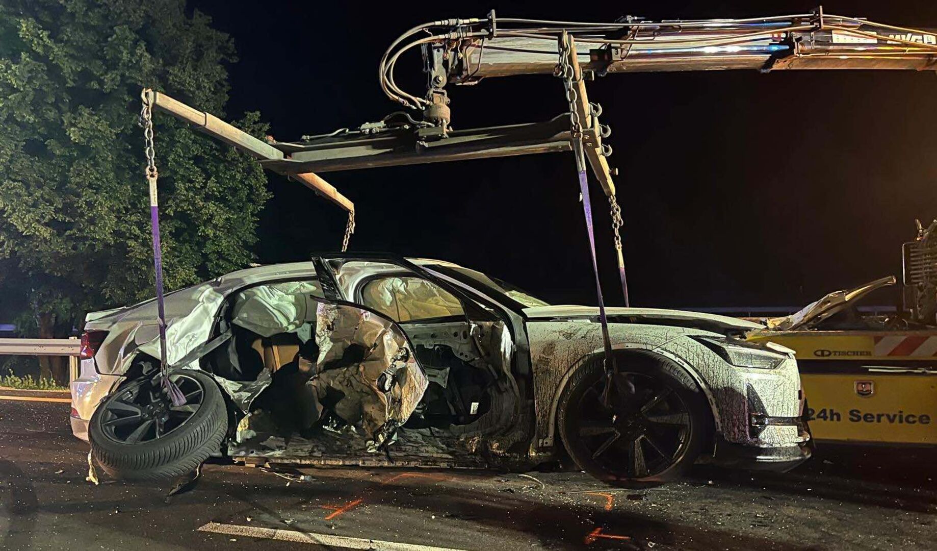 Ein Unfallauto wird abgeschleppt.