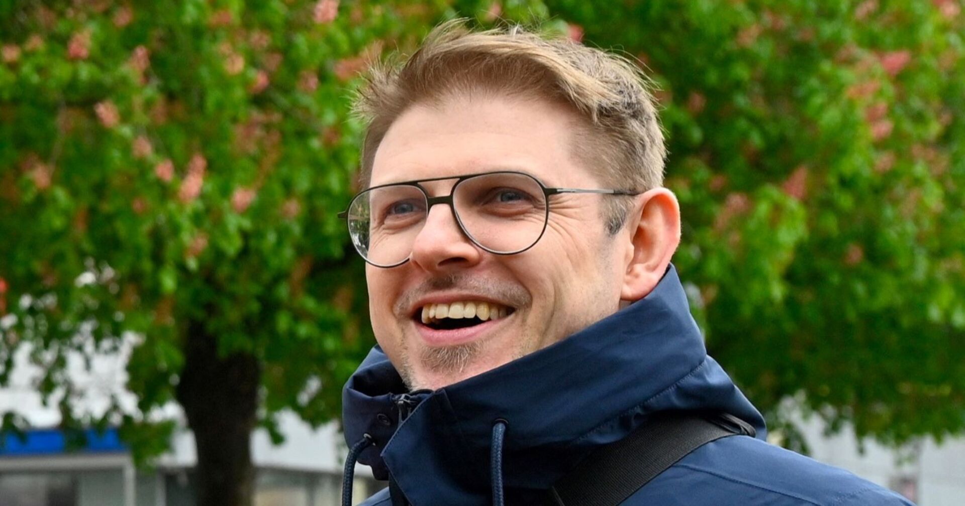 Matthias Ecke lachend in Großaufnahme