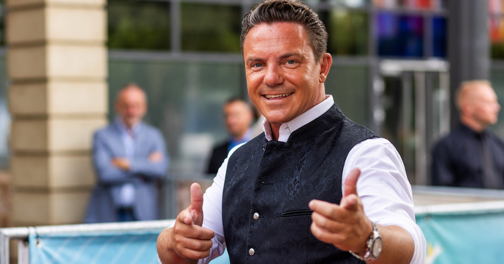 Stefan Mross. mit einem schwarzen Gilet und einem weißen Hemd.