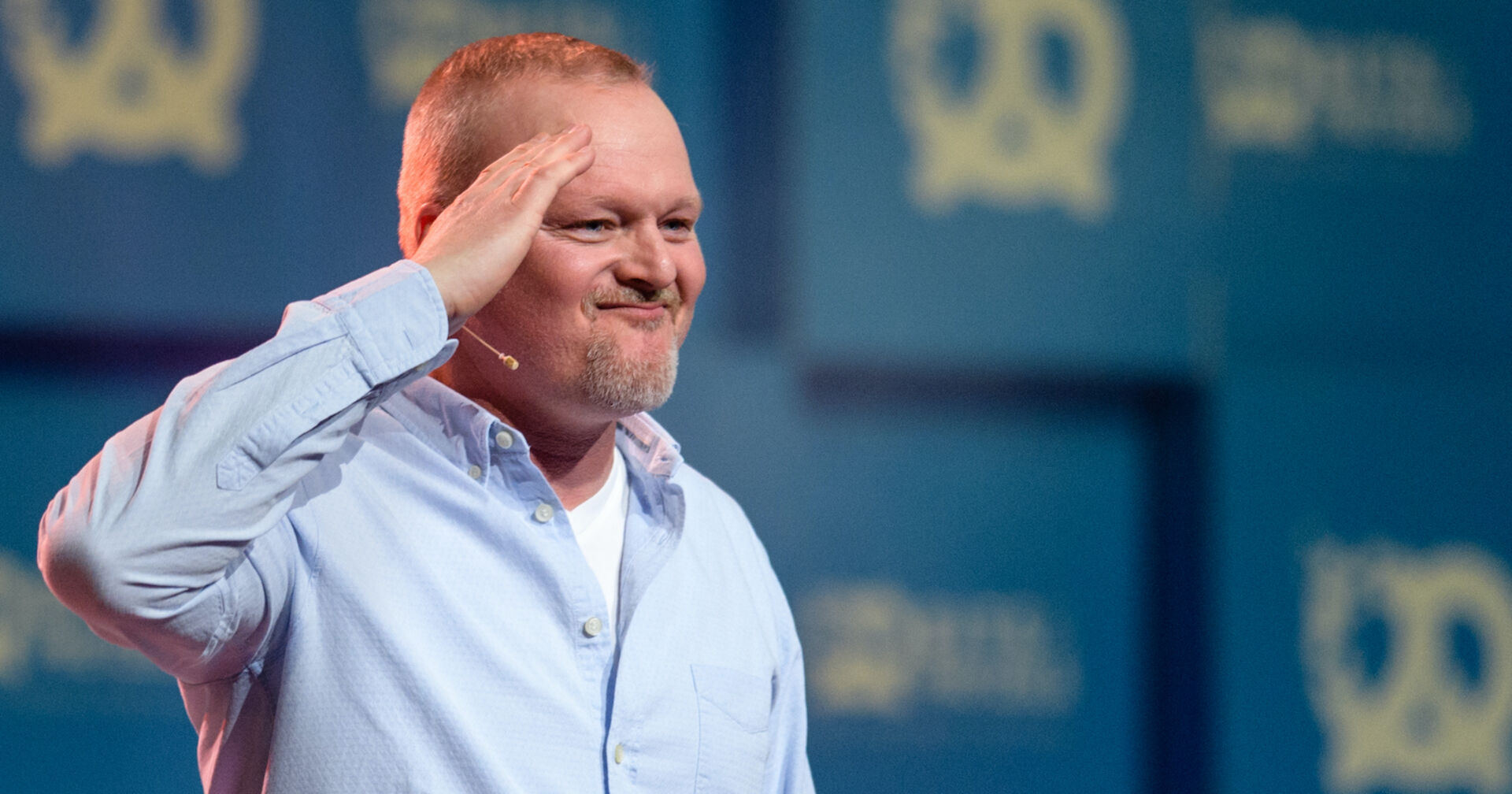 Stefan Raab mit einem hellblauen Hemd auf der Bühne.