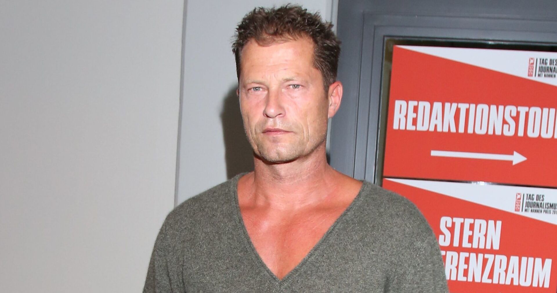 Till Schweiger in einem grauen Sweatshirt.