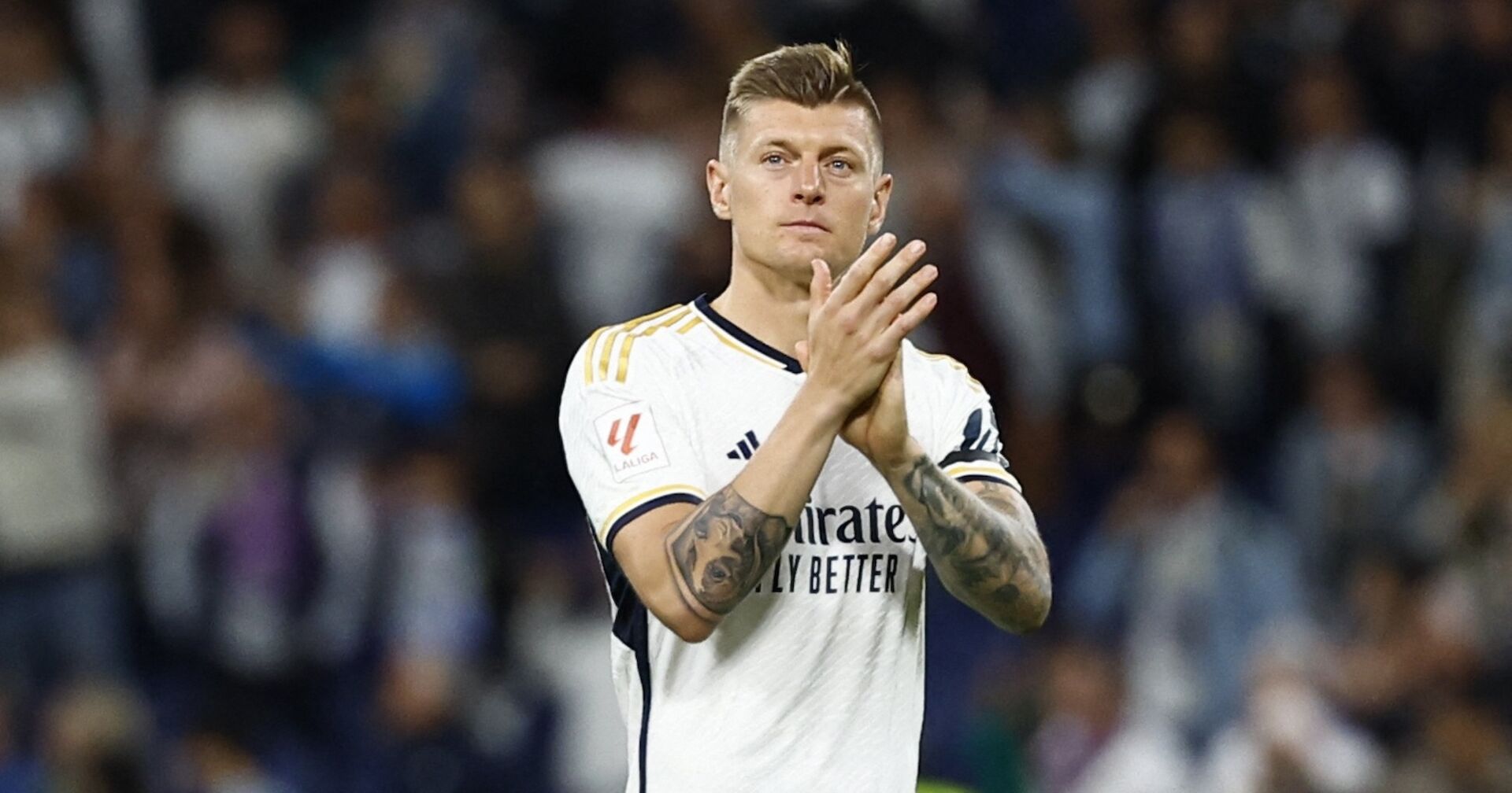 Toni Kroos klatscht in die Hände