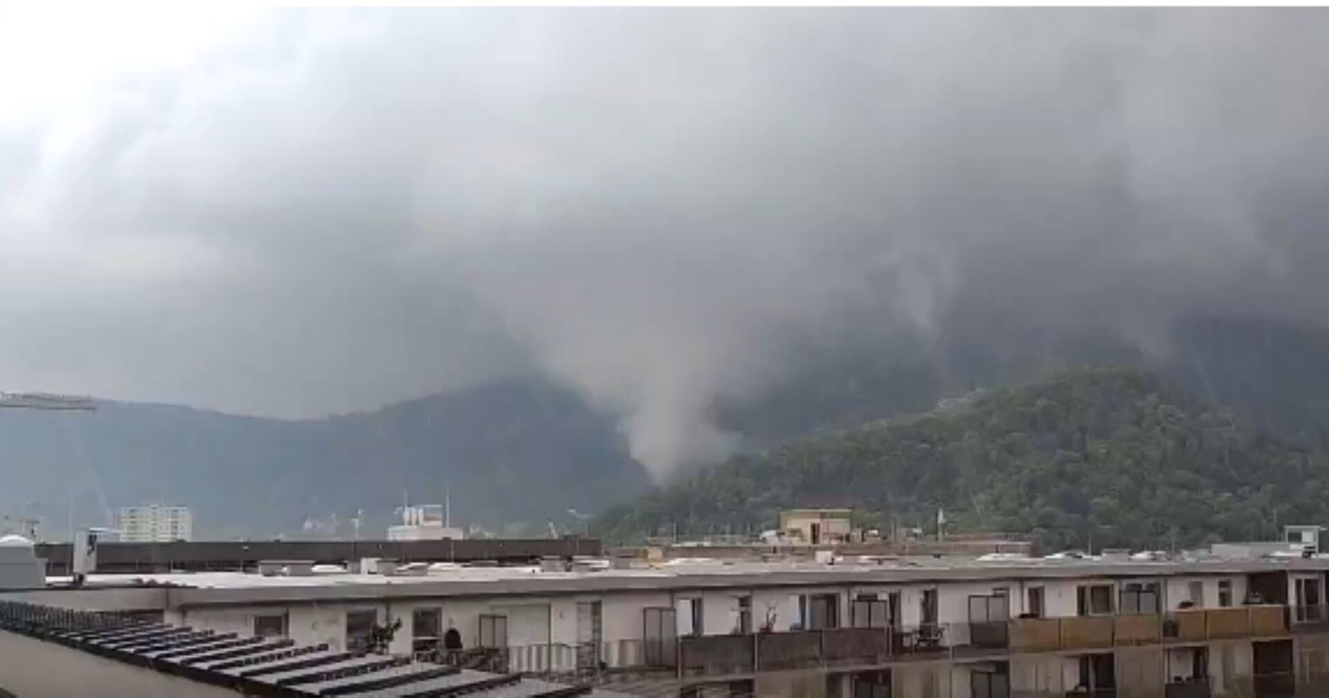 Ein Wirbelsturm und dunkle Wolken über dem Grazer Plabutsch