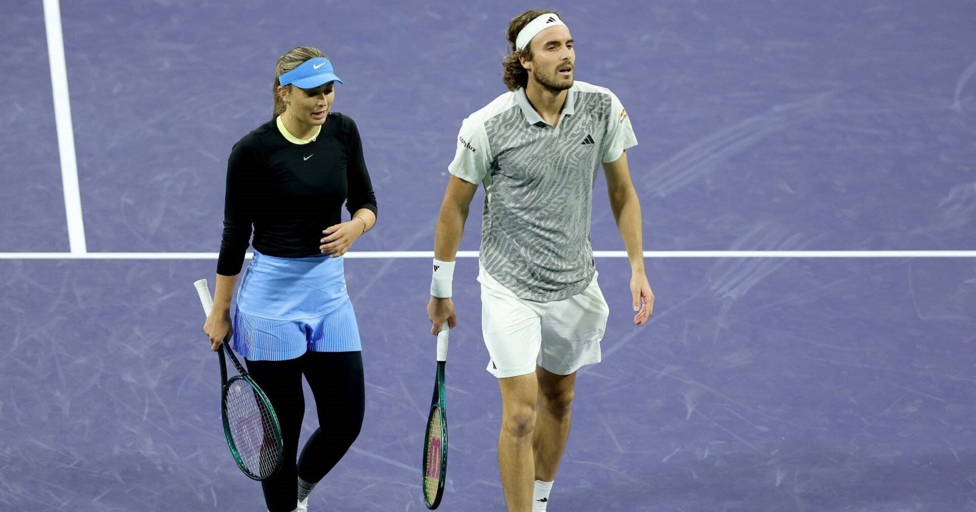 Paula Badosa und Stefanos Tsitsipas auf dem Tennisplatz.